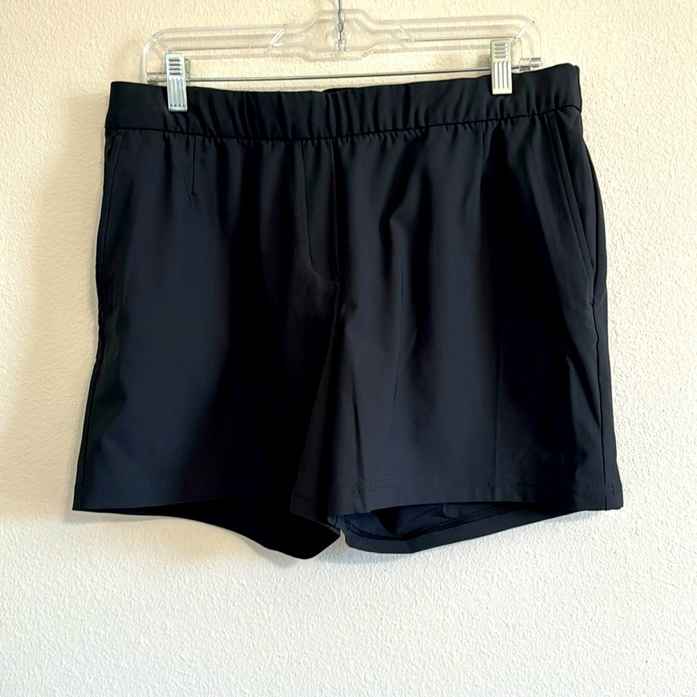Nike golf shorts. Size L. Black. Worn once